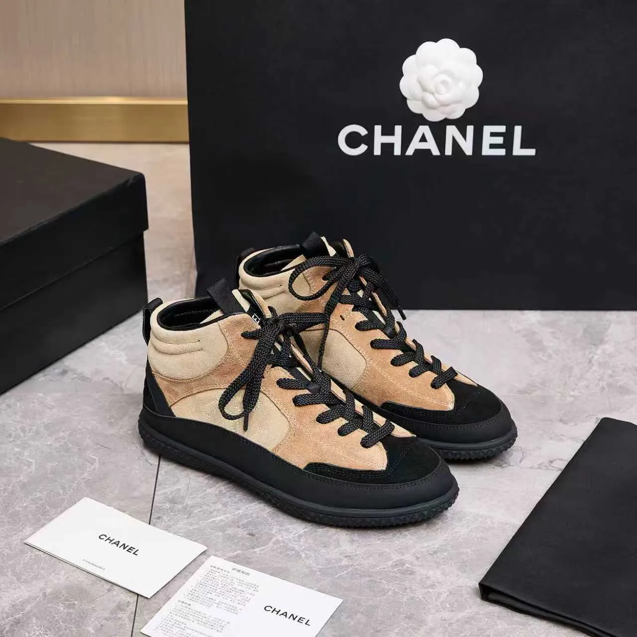 Men's men's shoes pP660! Chanel Chanel - 2025 counter top casual sneakers This classic design; the upper is electro-embroidered with a variety of techniques; the outsole is fashionable and sporty; the unusual inclusion of a variety of color matching elements... The diversified mix and match is very beautiful and versatile, casual, fashionable, sports and outdoor can be taken into account... ꫛꫀꪝ Go➫ Materials: ❶Upper is made of: original imported mercerized leather cow suede ❷Inner lining: original imported breathable sheepskin lining ❸Outsole is based on: original TPU combination outsole, full set of boutique packaging for women 35–41